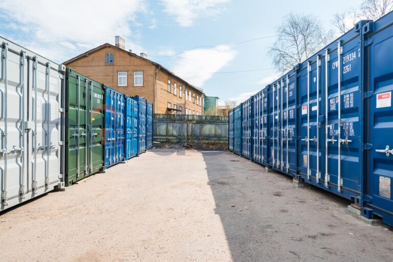 heina 33 konteinerladu välisplatsil
